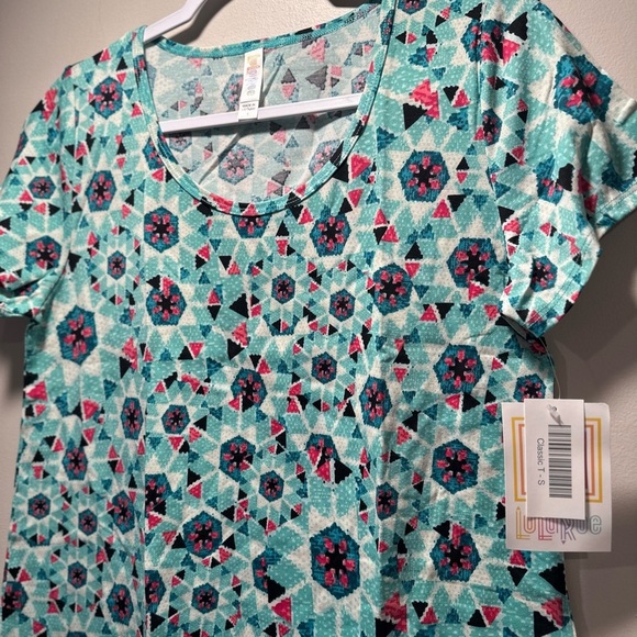 LulaRoe Classic T, Short Sleeve, Scoop Neck Flowy, High-Low Hem S (or M 6-8) NWT - Picture 6 of 13